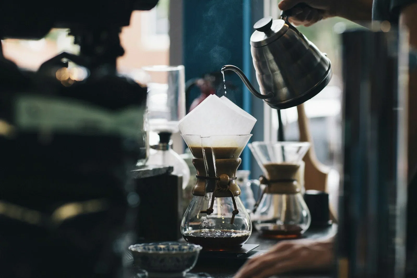 Barista připravuje espresso