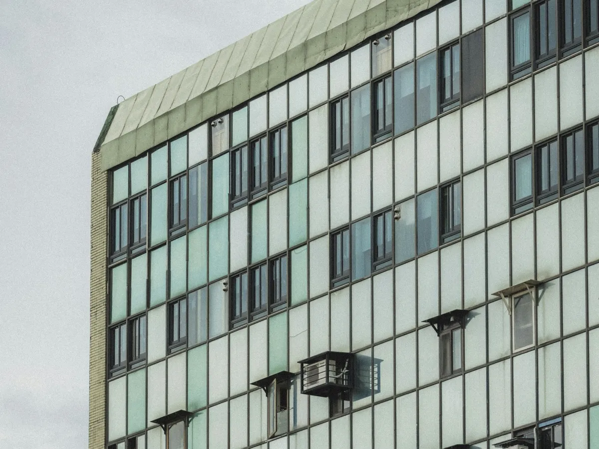 Klimatizační jednotky na fasádě administrativní budovy