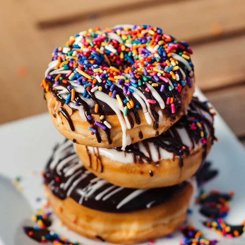 Donut s jahodovou polevou
