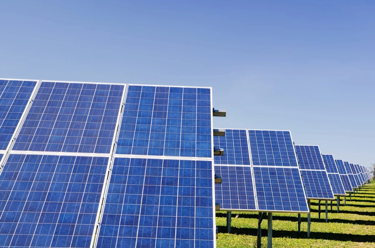 Fotovoltaické panely napojené do distribuční sítě