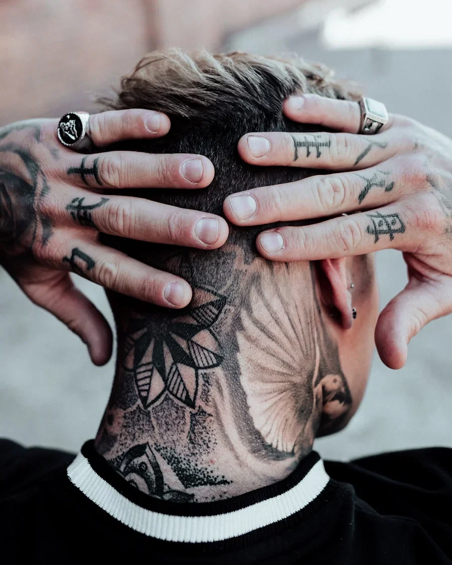 Blackwork na krku a hlavě